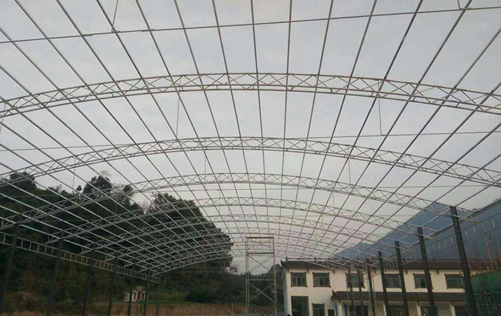 惠州農(nóng)貿(mào)市場(chǎng)輕鋼結(jié)構(gòu)雨棚施工中